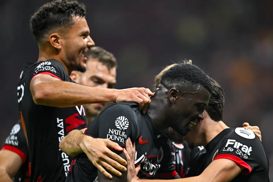 Galatasaray ikinci yarı döndü: 5 gol, 2 kırmızı kart - 3