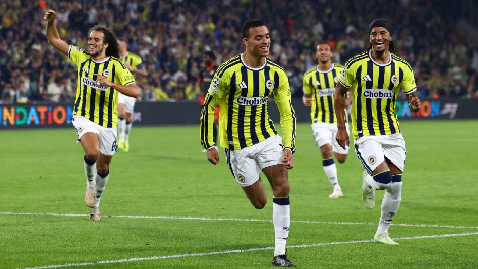 Fenerbahçe tribünlerinde "İsmail Kartal istifa" tezahüratları - 1