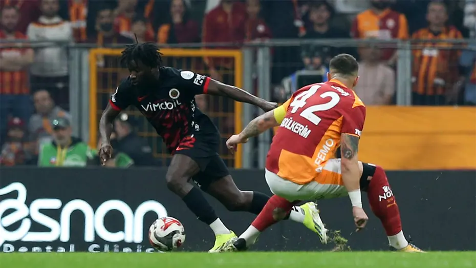 Trio ekibi birbirine girdi: Penaltı ve kırmızı kartlar! Galatasaray maçının önüne geçen pozisyon - 6