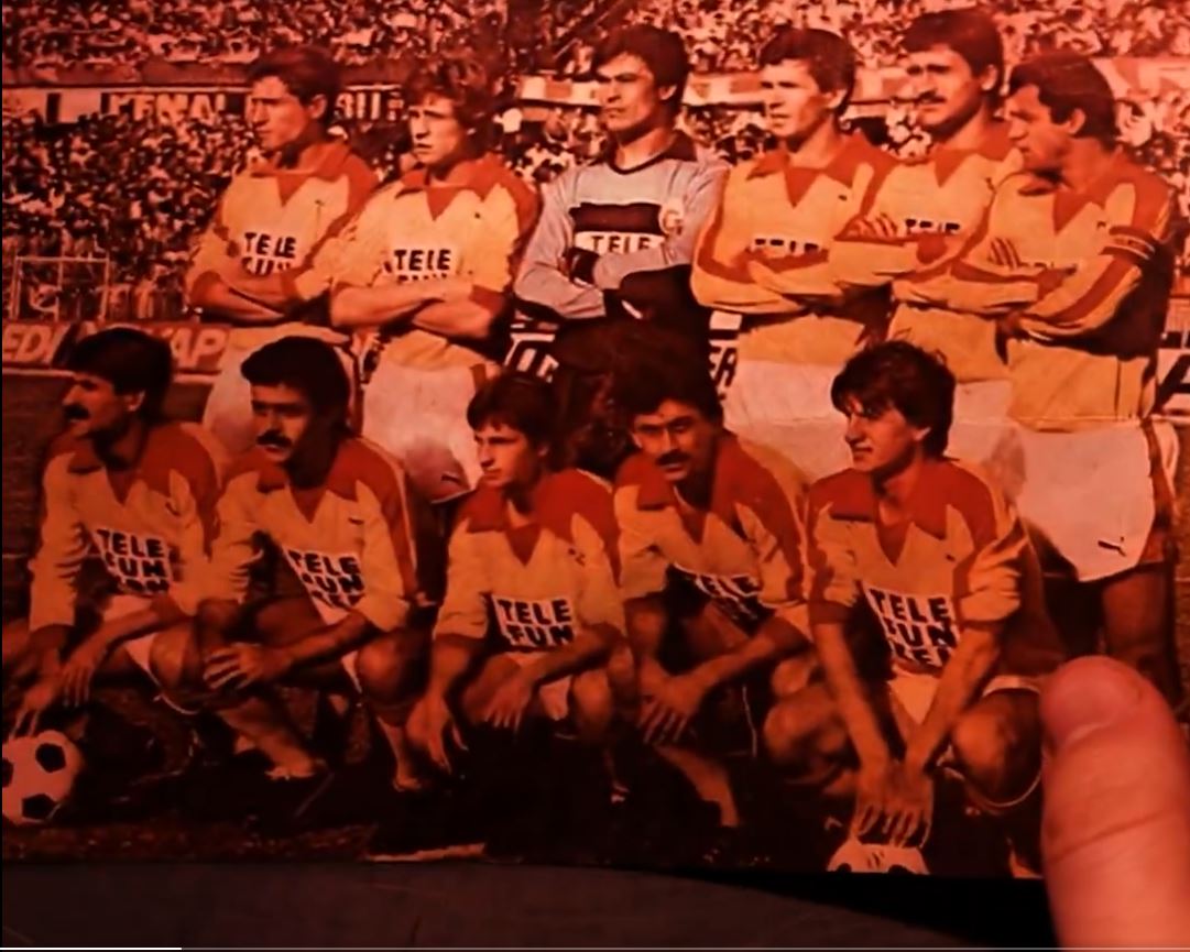 Galatasaray bu paylaşımın ardından Fatih Terim'in futbolculuk döneminden bir fotoğrafını, \