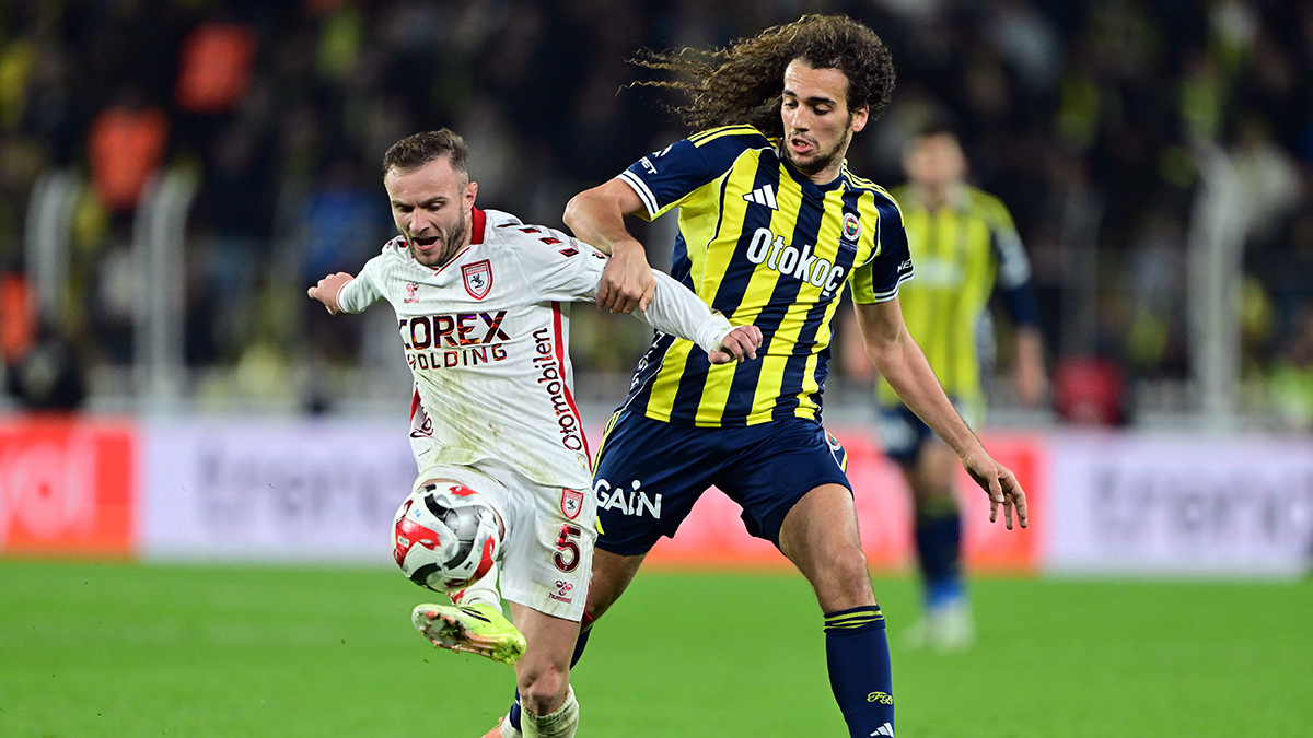 45+2' Guendouzi'nin faul beklediği pozisyonda karar doğru mu? Bahattin Duran: Mendes dikkatsizce Guendouzi'nin ayağına basıyor. Kontrolsüz değil, akabinde umut vaad eden atak yok. Hakemin en büyük yanlışı, net bir faulü kaçırması. Deniz Çoban: Hakemin burada devam ettirmesi en büyük tartışma konusu. Arkadaki oyuncu hareketine özen gösterecek, Mendes topuğa bastı. Ceza sahasına girmek üzere artık Guendouzi. Bu dikkatsizce yapılmış taktik faul. Hakemin ikinci sarı kartı göstermesi daha doğru olurdu.