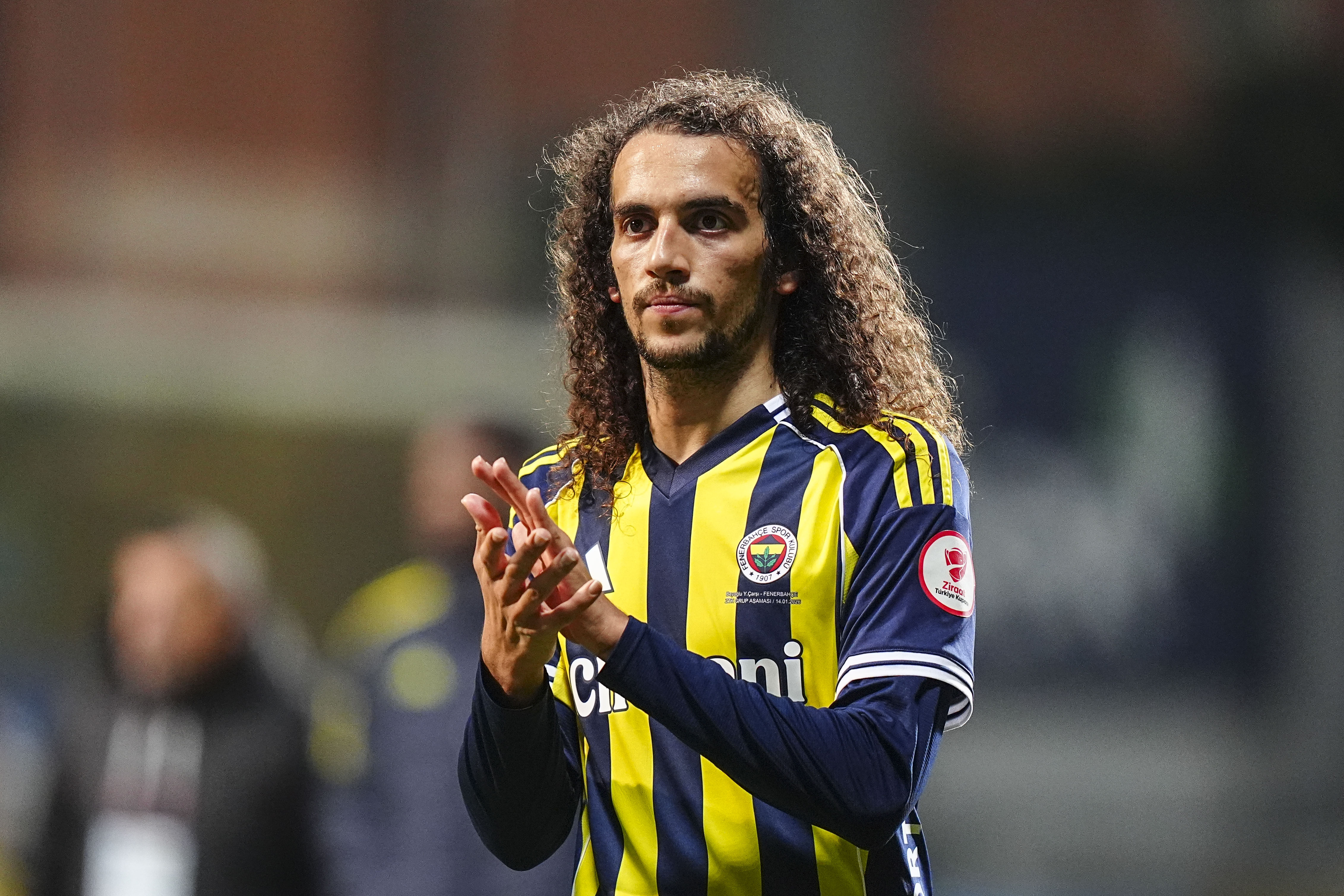 10' Guendouzi'nin faulünde kart gerekir mi? Deniz Çoban: Klasik bir sarı kart. Bahattin Duran: Sarı kartı gösterirsin uyarırsın olur. Sarı kart göstermeden bu pozisyon geçiştirilemez. Kontrolsüz, gecikmiş net bir basma. Çok net sarı kart. Sarıdan fazlası düşünülmez. Acımasızlık, yaralayıcılık yok. Bülent Yıldırım: Santimlerle, benzer pozisyonda karar değişir. Net sarı kart.