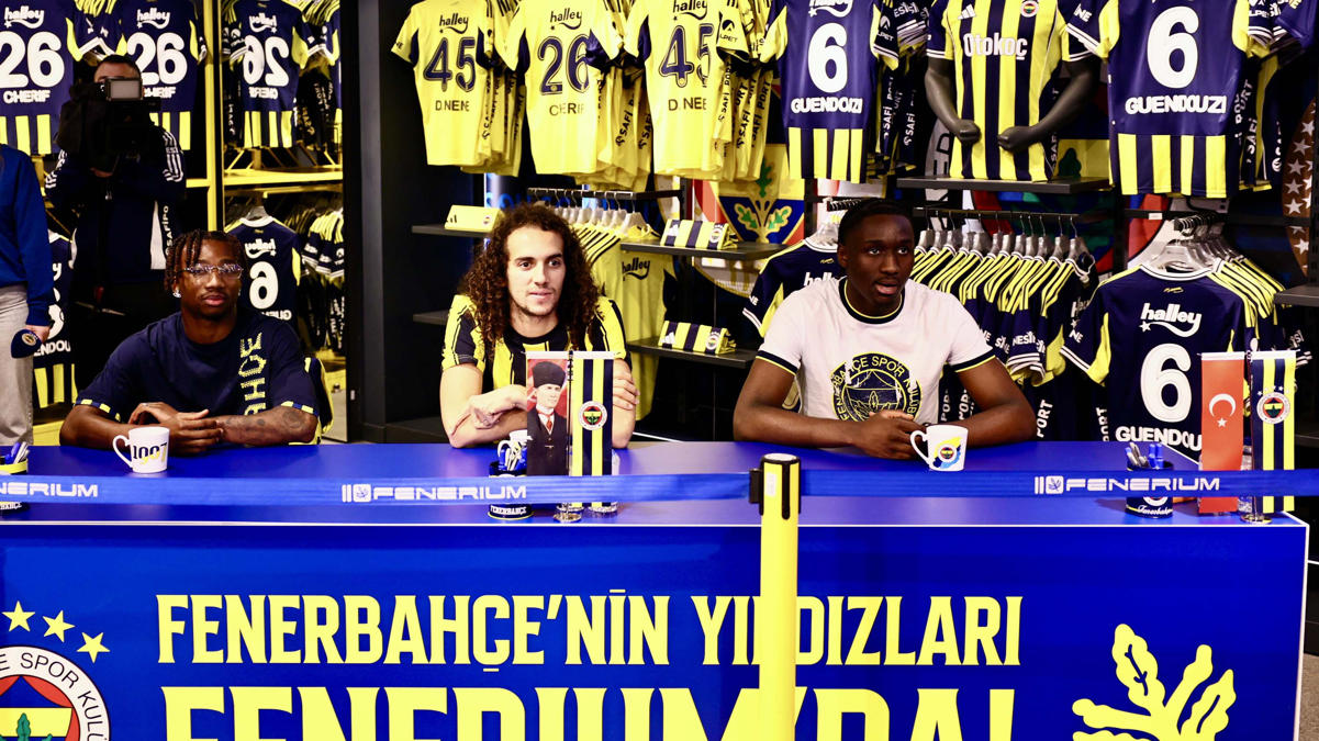 NTV Spor: Fenerbahçe'de Guendouzi, Nene ve Cherif, taraftarlara imza dağıttı