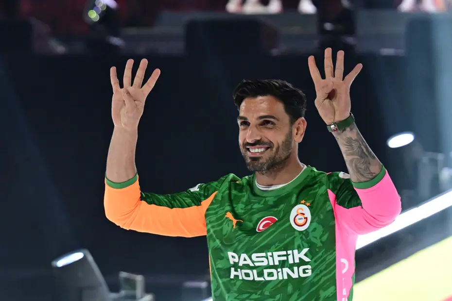 Şampiyon Galatasaray kupasına kavuştu: Dakika dakika şampiyonluk kutlaması - 36 Şampiyon Galatasaray kupasına kavuştu: Dakika dakika şampiyonluk kutlaması - 36