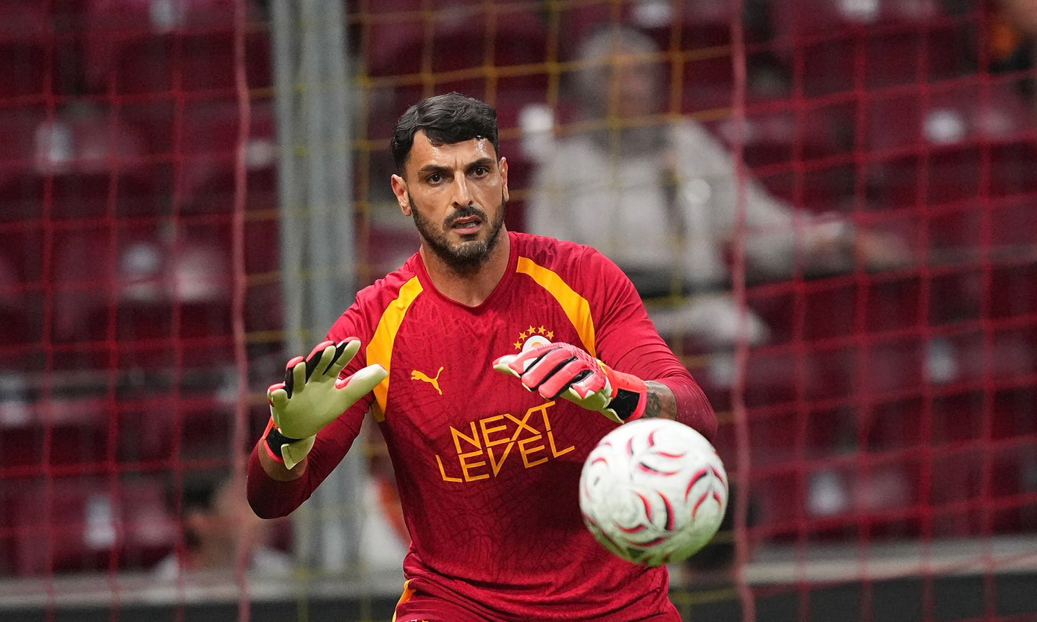 Galatasaray'dan Villarreal karşısında korkunç başlangıç: Taraftardan protesto, penaltı, kırmızı kart