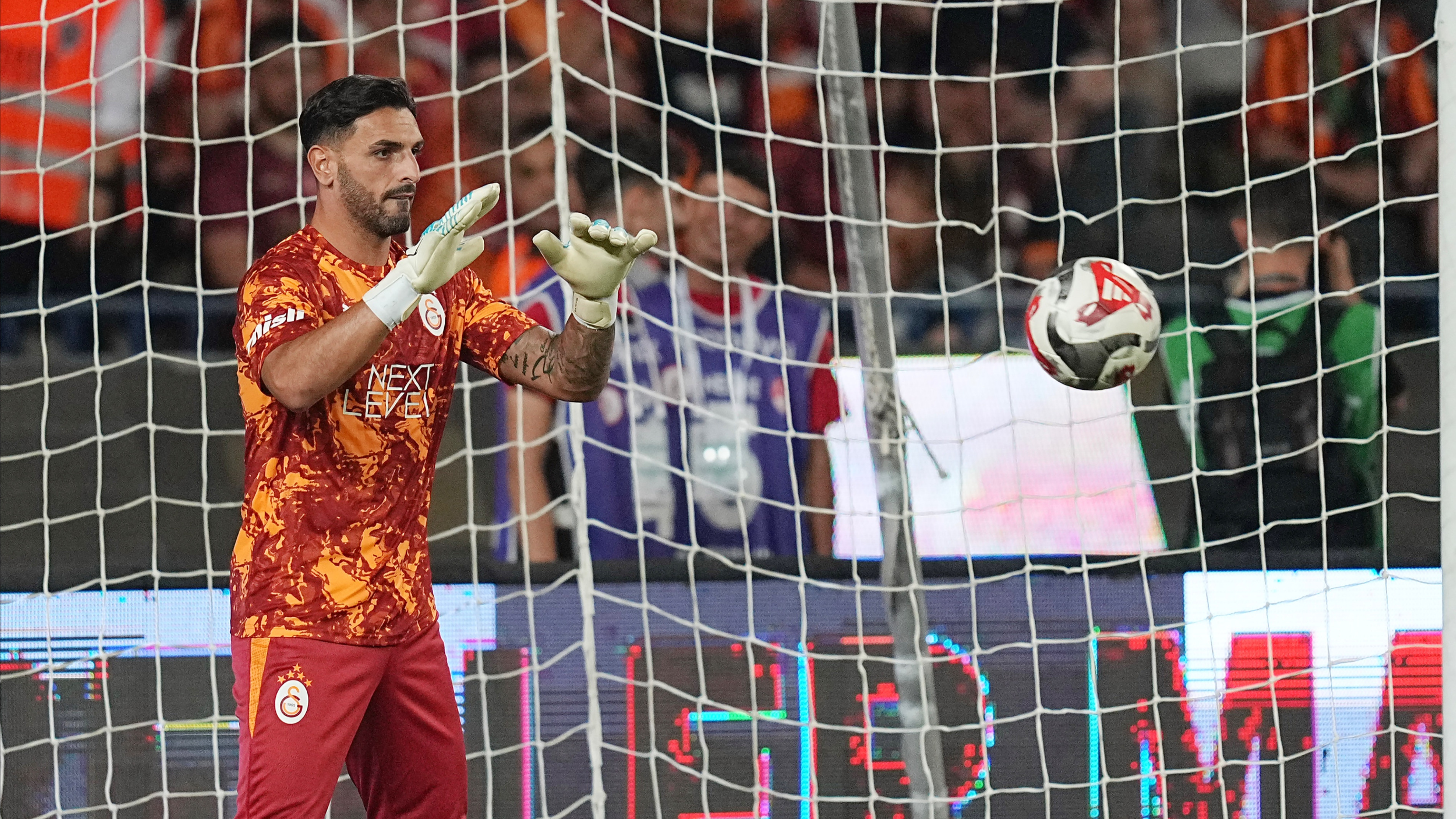 Günay Güvenç'ten Galatasaray'ın yeni kalecisine mesaj: "Savaşmaya hazırım"