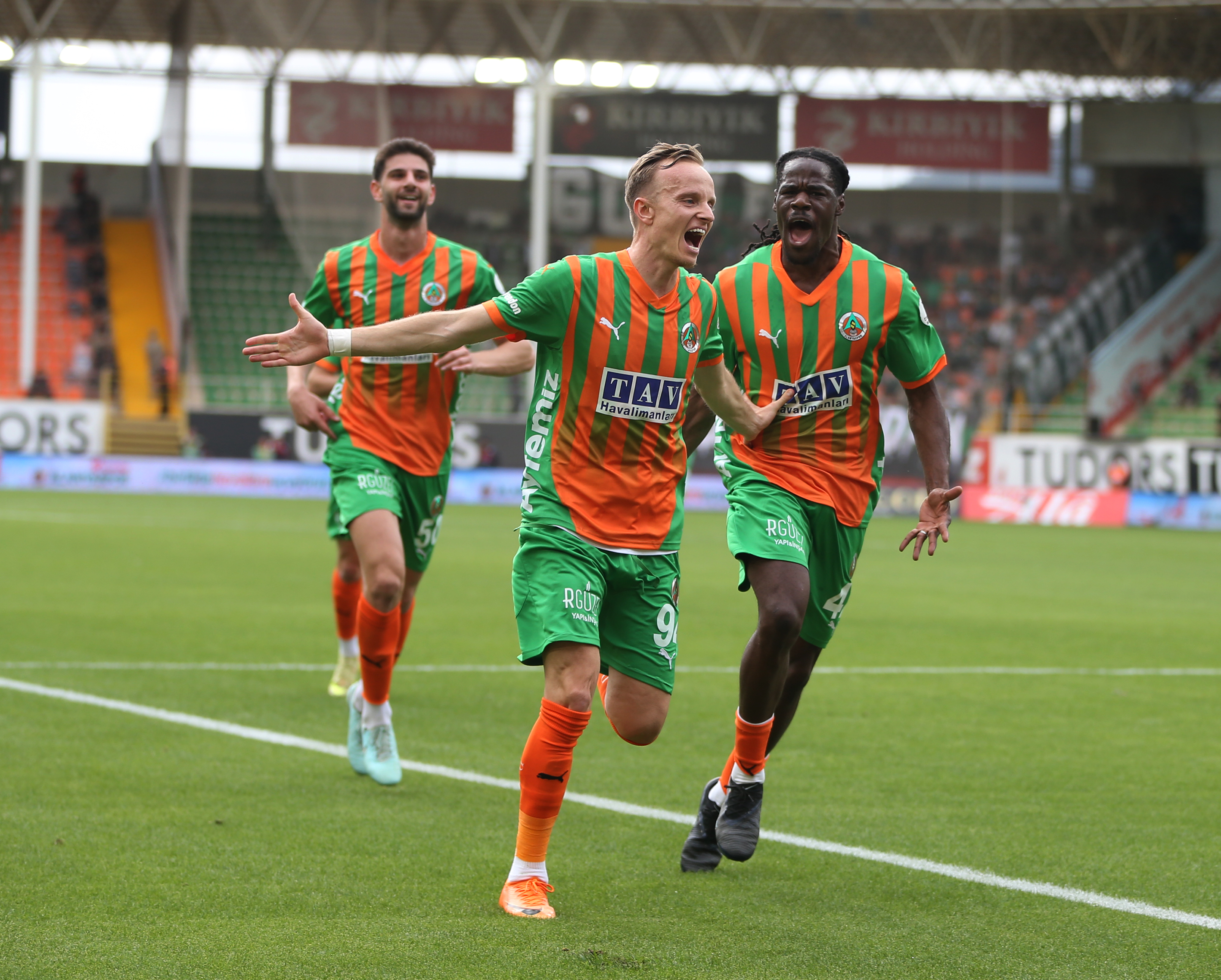 Alanyaspor'dan Kocaelispor'a Beş Yıldızlı Servis: Goller Havada Uçuştu!