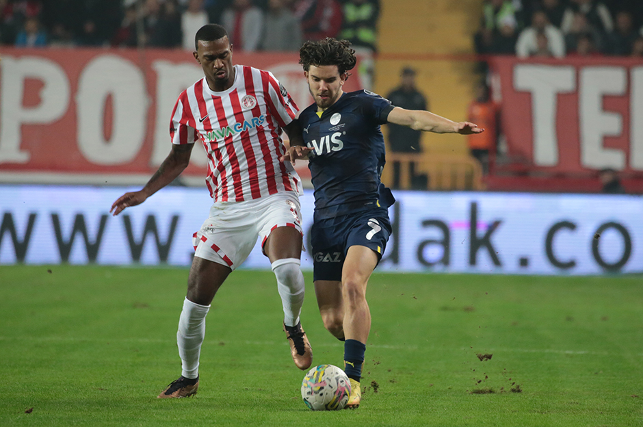 Ezeli rakiplerin transfer derbisi