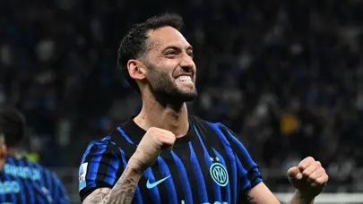 İtalya'da tek gündem Hakan Çalhanoğlu'nun attığı jeneriklik gol! Roma'yı yakan füze