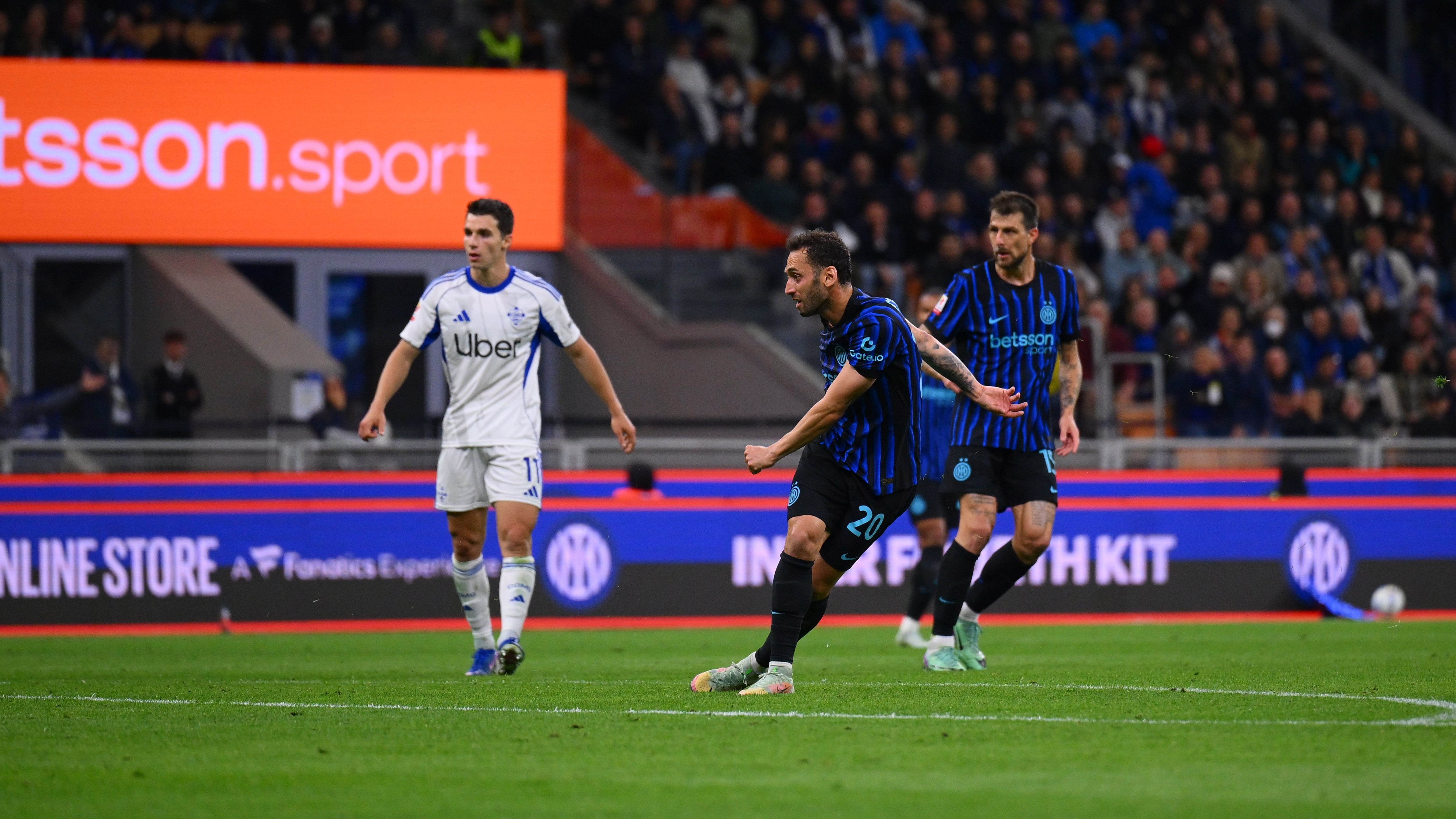 Hakan Çalhanoğlu tek başına yetti: Inter final biletini kaptı