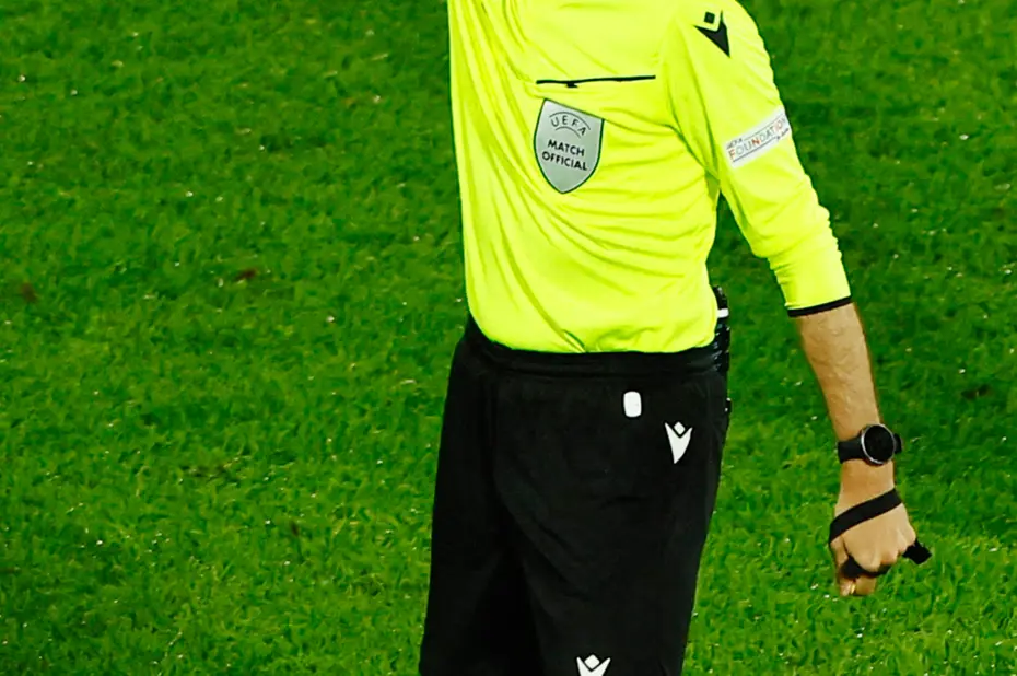 VAR sisteminde devrim niteliğinde değişiklik: Futbolun ayarlarıyla oynayacak 4 madde - 5 VAR sisteminde devrim niteliğinde değişiklik: Futbolun ayarlarıyla oynayacak 4 madde - 5