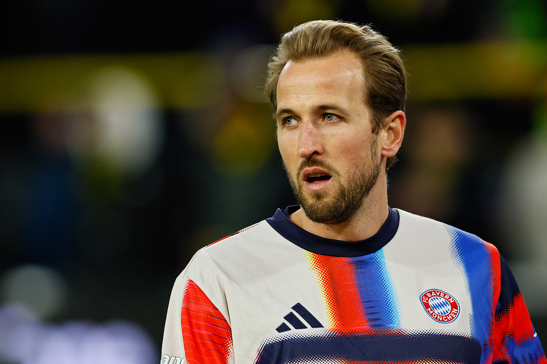 Bayern Münih forması giyen Harry Kane'in de potansiyel adaylardan biri olduğu ancak Barcelona Sportif Direktörü'nün 30 yaş üstündeki oyunculara yüksek bonservis bedeli ödemek istemediği aktarıldı. Sözleşmesi gelecek sezon bitecek Harry Kane'in kontratında geride kalan ocak transfer döneminde geçerli olacak 65 milyon euroluk bir serbest kalma bedeli yer alıyordu.