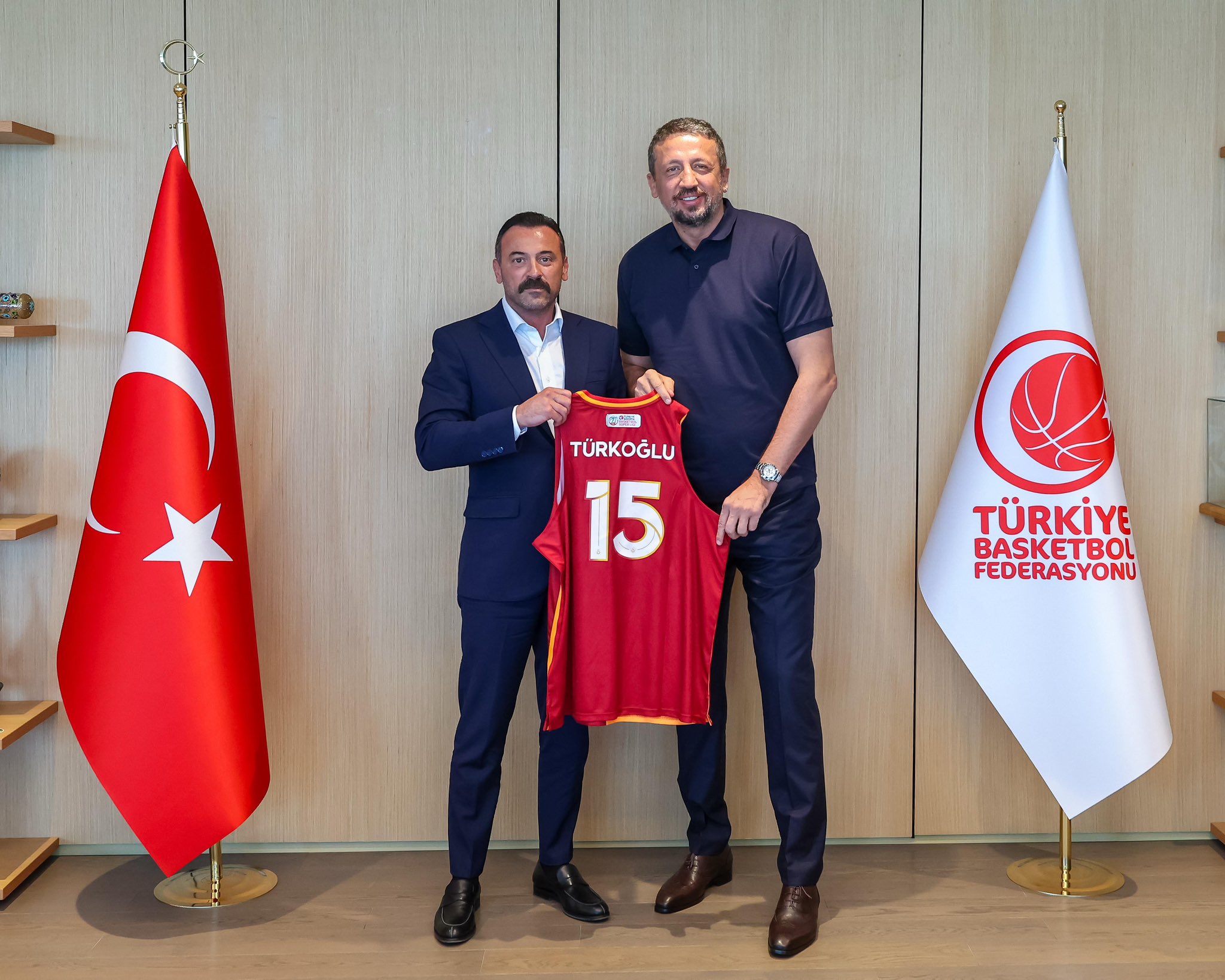 Galatasaray'ndan TBF Başkanı Hidayet Türkoğlu'na ziyaret