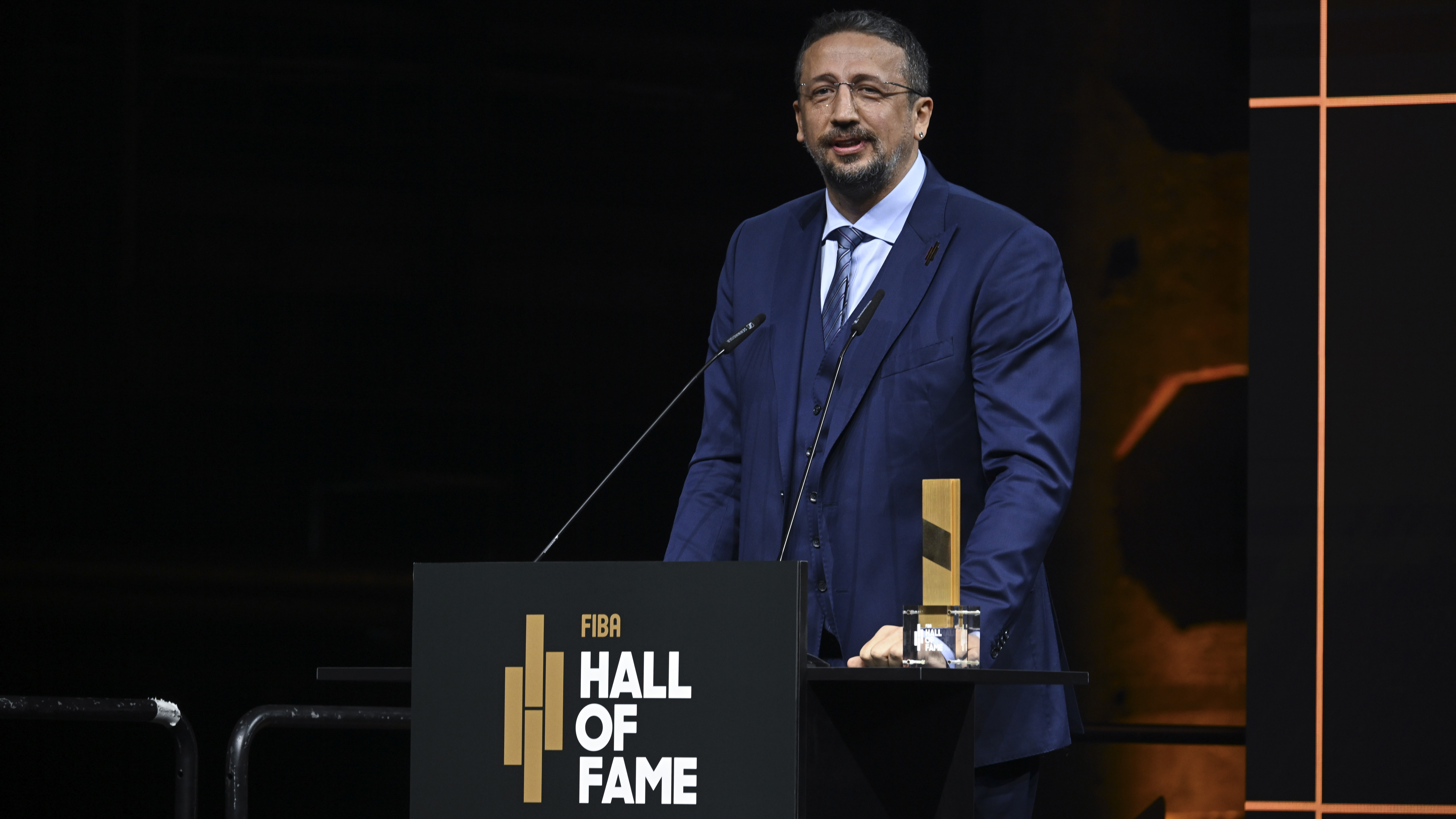 Berlin’de tarihi gece: Hidayet Türkoğlu, FIBA Hall of Fame kürsüsünde