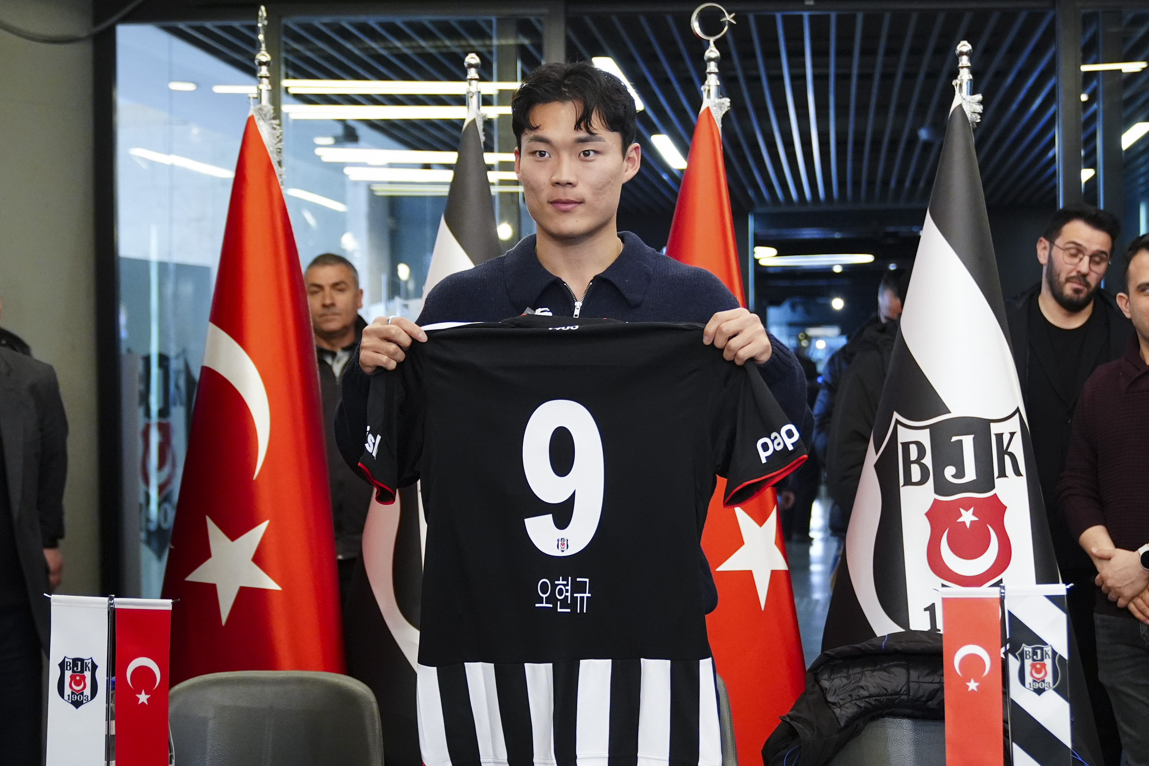 Beşiktaşlı taraftarlar, Oh'un imza gününe akın etti