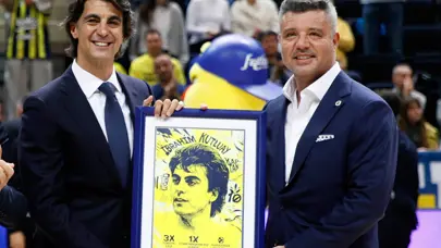 Fenerbahçe'den efsanesine büyük onur: İbrahim Kutluay, Ülker Spor ve Etkinlik Salonu'nda ölümsüzleştirildi Fenerbahçe'den efsanesine büyük onur: İbrahim Kutluay, Ülker Spor ve Etkinlik Salonu'nda ölümsüzleştirildi