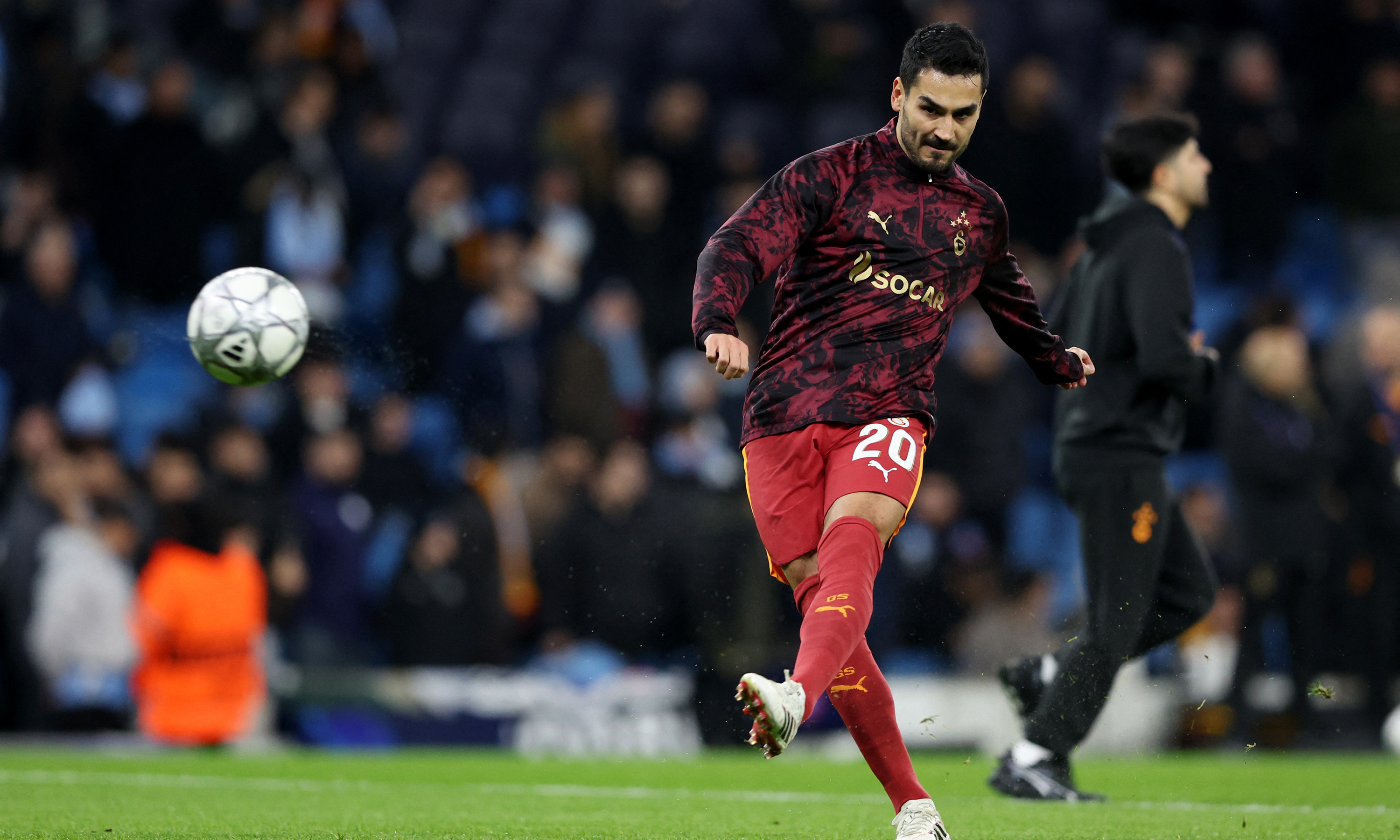 Alman basınından Frankfurter Allgemeine'ye konuşan İlkay Gündoğan, bugüne kadar karşılaştığı en iyi oyuncunun Lionel Messi olduğunu belirterek, “Tüm taktiksel mantığı alt üst ediyor. Seksen dakika boyunca onu kontrol altında tutabilirsiniz, kalan on dakikada ise tüm taktik planı tamamen alt üst eder. Ayrıca, önümüzdeki yıllarda da onun gibi bir futbolcunun bir daha gelmeyeceğini de tahmin ediyorum.” dedi. En çok sevdiği futbolcularla ilgiliyse İlkay, “Xavi ve Iniesta. Barcelona'nın en parlak dönemlerinde oynadıkları maçları izlemeyi çok severdim ve onlardan her zaman olabildiğince çok şey öğrenmeye çalışırdım.” açıklamasında bulundu.