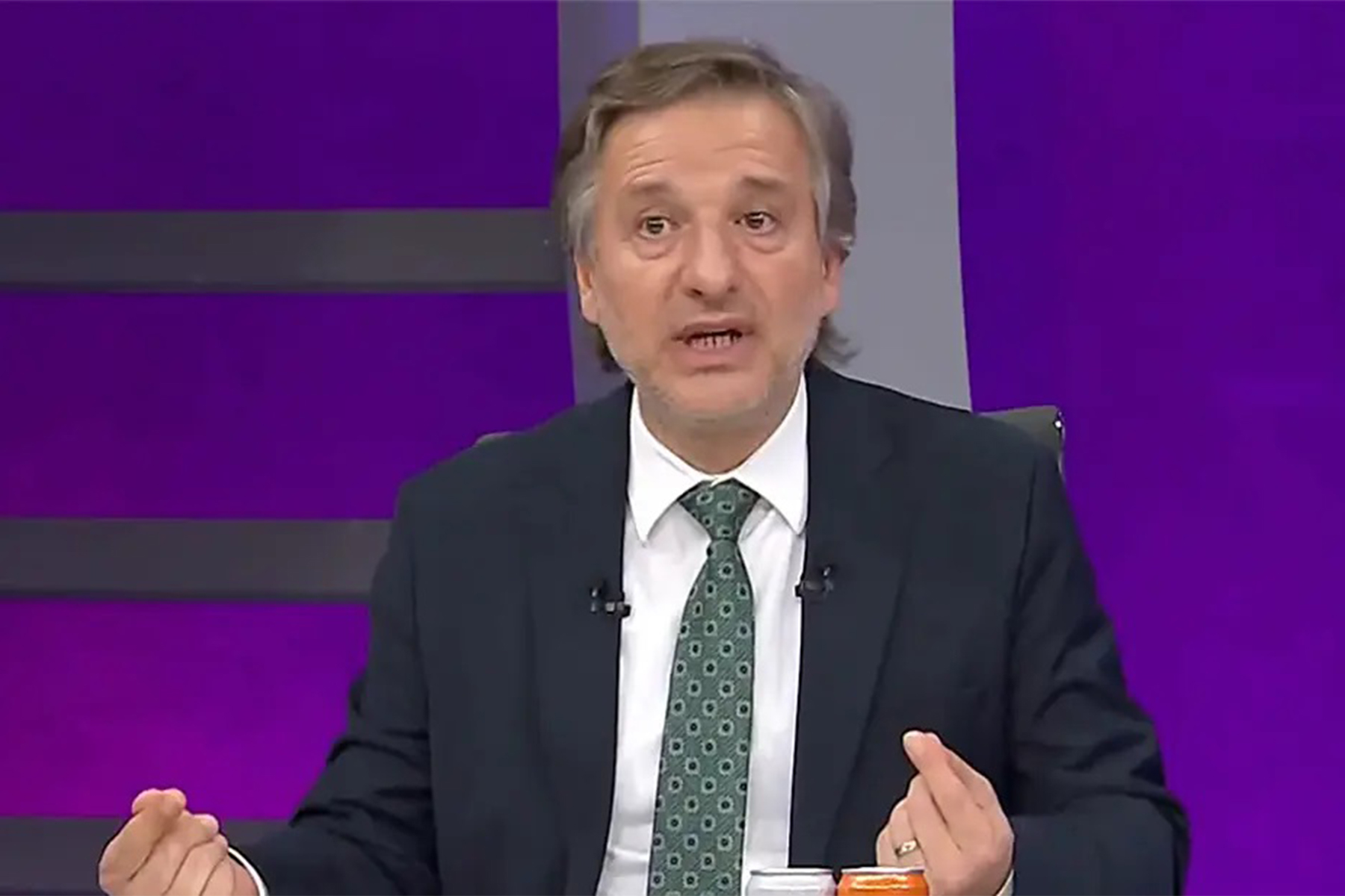 “Kim santrfor tercih etmediyse yönetim ya da hoca hesabını onlar verir yarın bir gün. Bu moral bozukluğuyla mı devam edecek Fenerbahçe? Galatasaray puan kaybetse ne olur kaybetmese ne olur? 3 senedir şampiyon oluyor. Fenerbahçe 12 senedir şampiyon olamıyor. Oyun bir yerde tıkanacak bu gösteriyor kendini bunu söyledik. Konuştuk.”