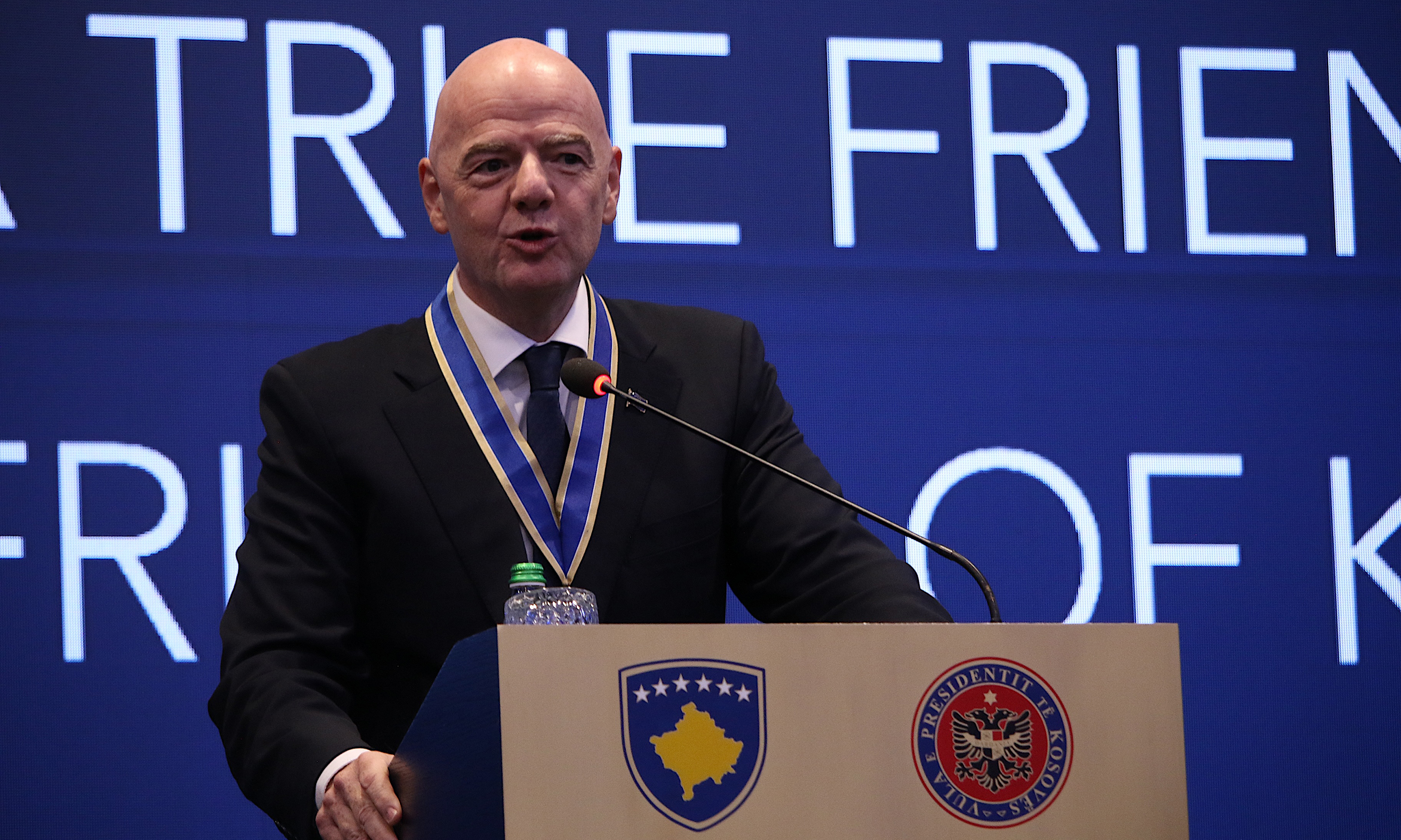 Kosova'da FIFA Başkanı Infantino'ya Cumhurbaşkanlığı Liyakat Madalyası verildi