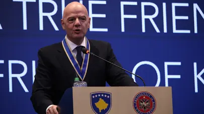 Kosova'da FIFA Başkanı Infantino'ya Cumhurbaşkanlığı Liyakat Madalyası verildi