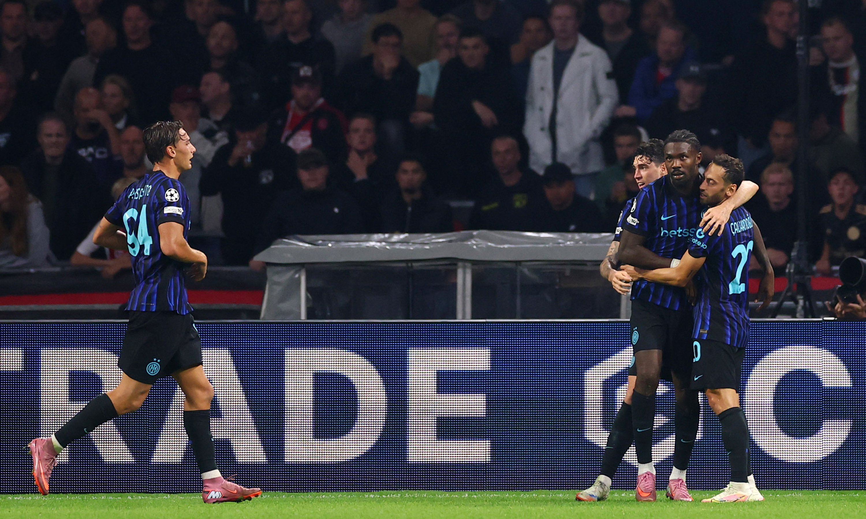 Hakan Çalhanoğlu'ndan 2 asist: Inter deplasmanda Ajax'ı yendi
