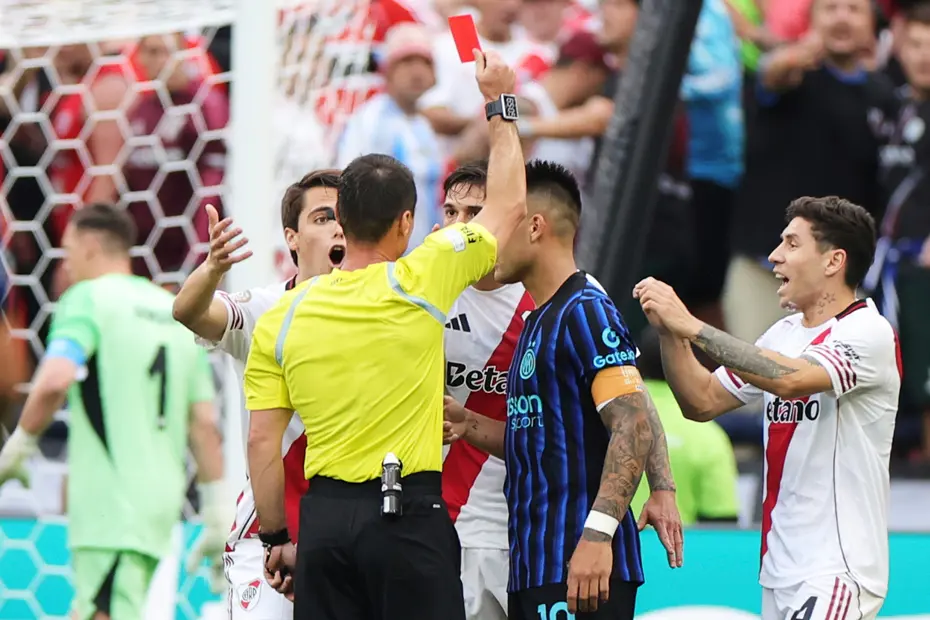 Kulüpler Dünya Kupası'nda ortalık karıştı: Acuna'nın saha içinde kovaladığı Dumfries'e madde yağdırdılar - 3