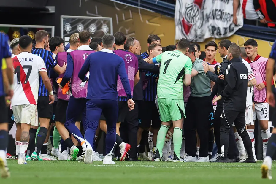 Kulüpler Dünya Kupası'nda ortalık karıştı: Acuna'nın saha içinde kovaladığı Dumfries'e madde yağdırdılar - 4