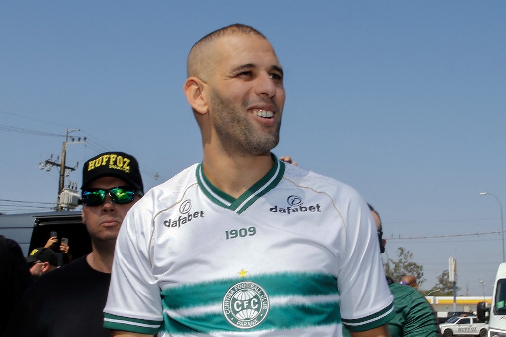 Islam Slimani sözleşmesini bitiremeden ayrıldı
