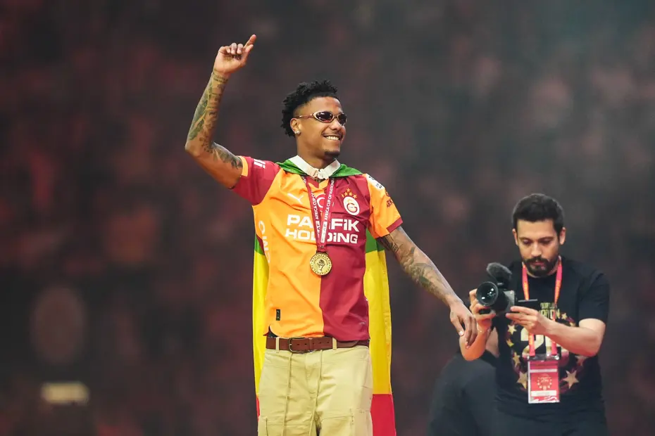 Şampiyon Galatasaray kupasına kavuştu: Dakika dakika şampiyonluk kutlaması - 28 Şampiyon Galatasaray kupasına kavuştu: Dakika dakika şampiyonluk kutlaması - 28