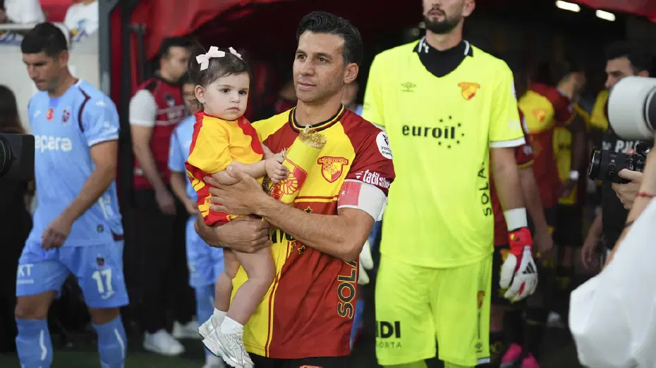 İsmail Köybaşı, yeşil sahalara veda etti: Gözyaşlarını tutamadı - 3
