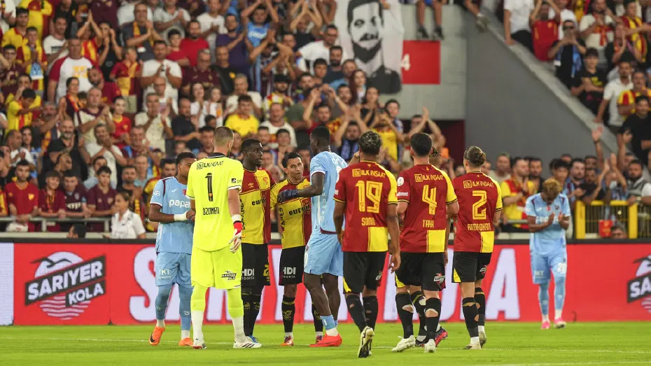 İsmail Köybaşı, yeşil sahalara veda etti: Gözyaşlarını tutamadı - 3