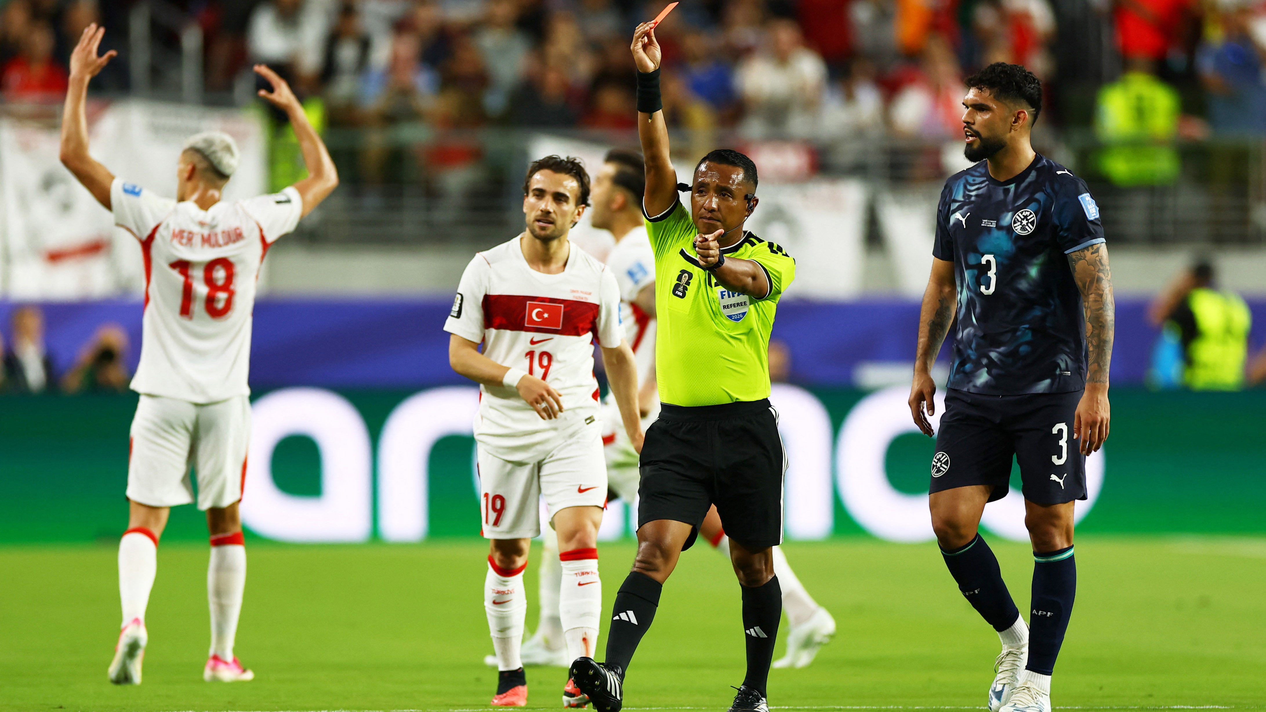 Futbolda Dedikodu Yasağı: Ağzını Kapayıp Konuşana Kırmızı Kart, Hem de Bizim Maçta!