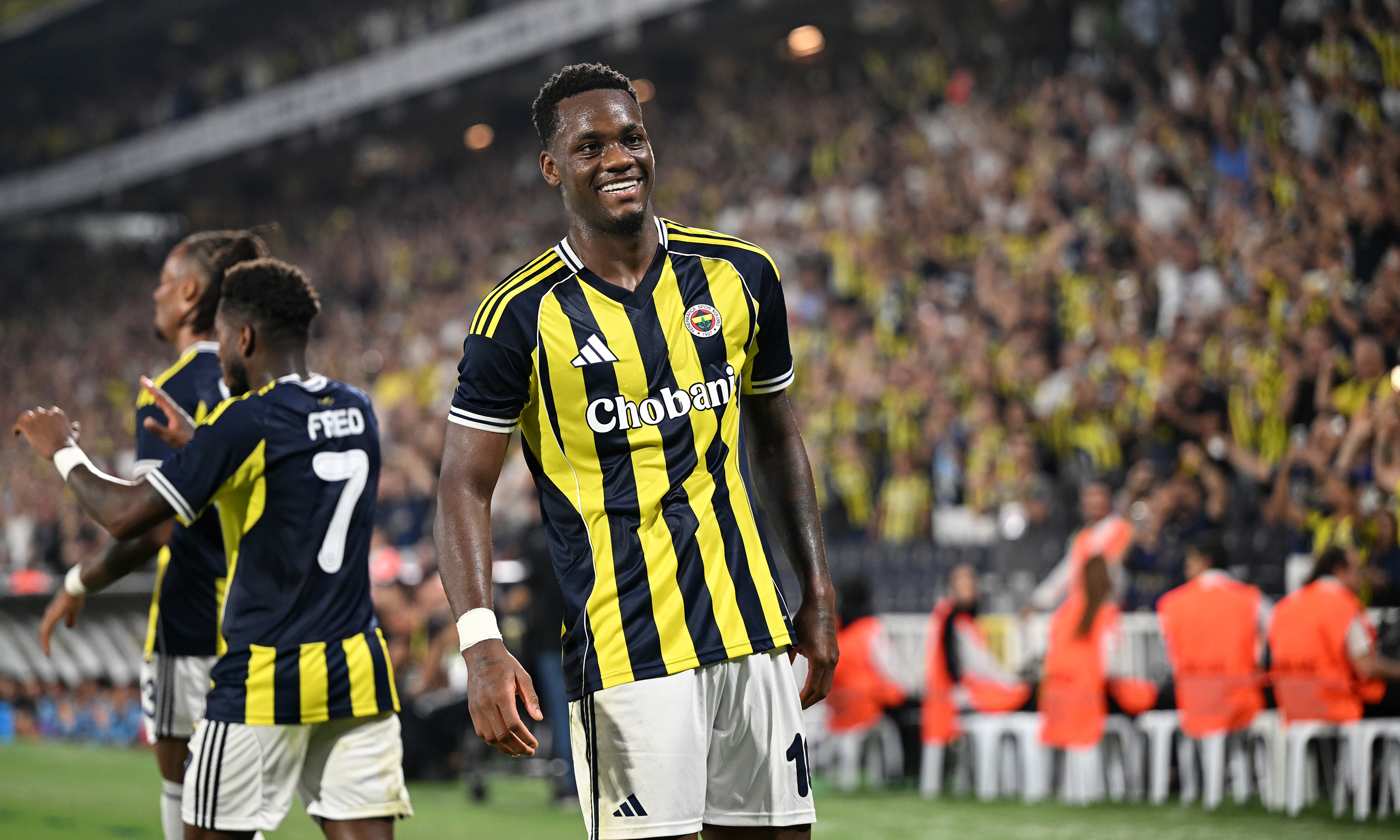 Fenerbahçe'de Jhon Duran Müjdesi: Kadroda Ama Forması Henüz Kuru Temizlemeden Gelmedi!