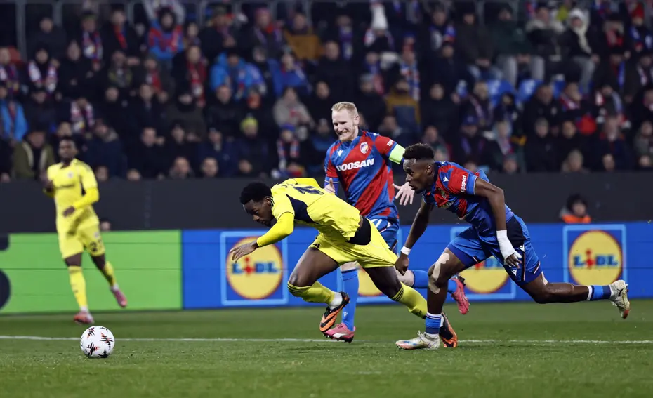 Aziz Yıldırım'ın UEFA açıklamasını paylaşmayan kalmadı: Viktoria Plzen-Fenerbahçe maçı sonrası kıyamet koptu - 2
