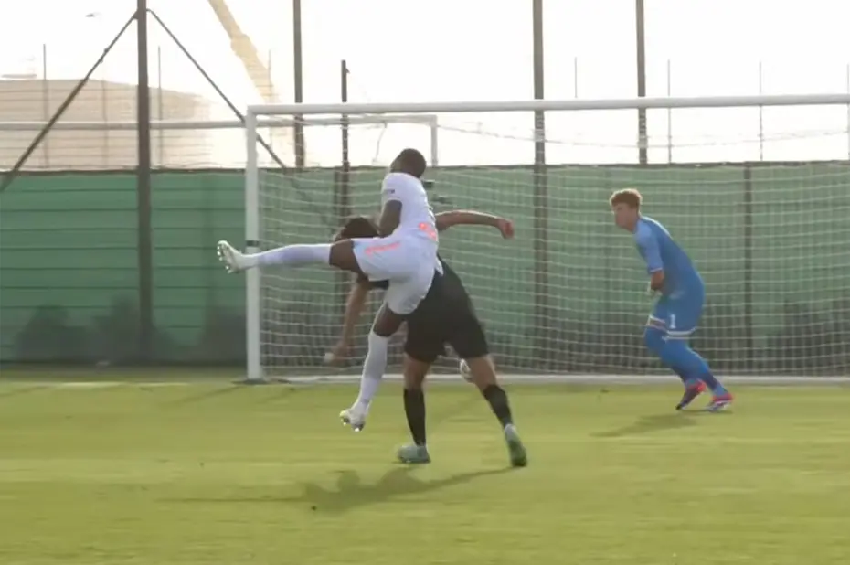 Jhon Duran hazırlık maçında ortalığı birbirine kattı! Futbol değil güreş - 4