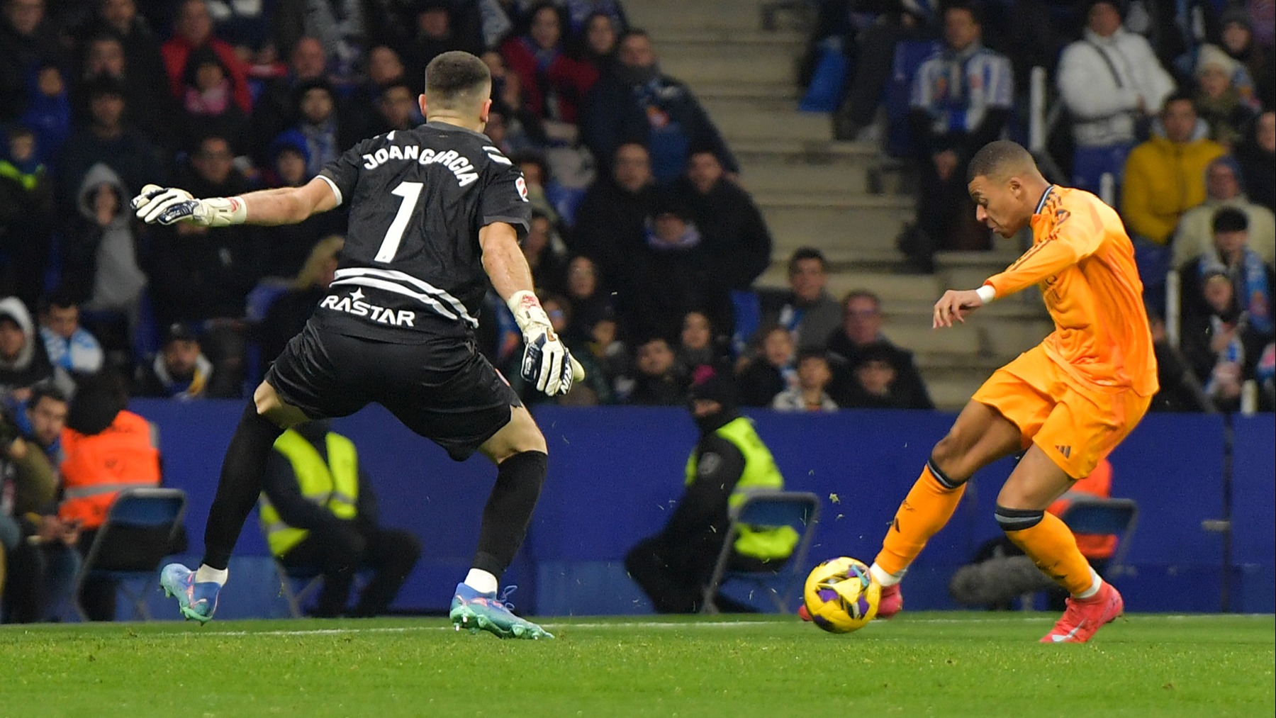 Barcelona resmen açıkladı: Ezeli rakipten 30 yıl sonra ilk transfer