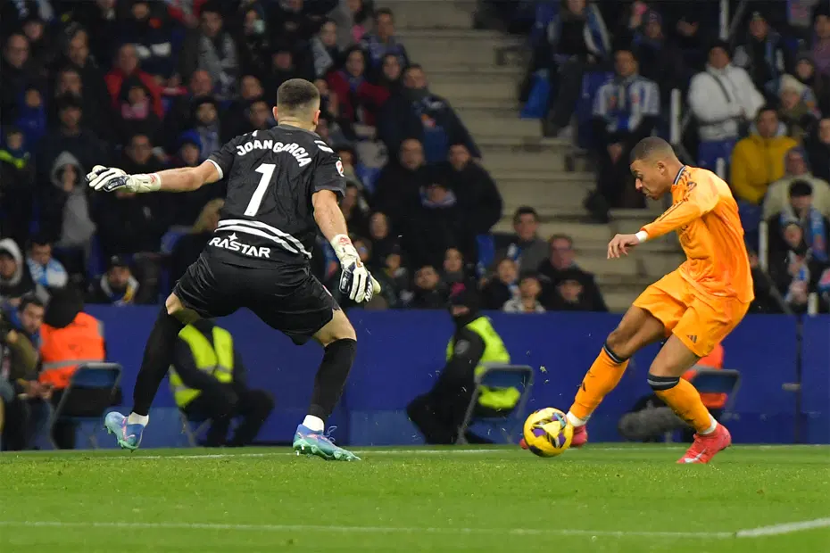 Barcelona resmen açıkladı: Ezeli rakipten 30 yıl sonra ilk transfer - 5