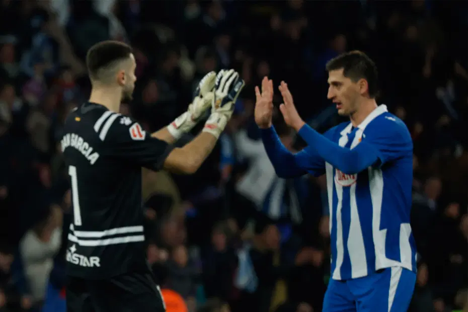 Barcelona resmen açıkladı: Ezeli rakipten 30 yıl sonra ilk transfer - 4