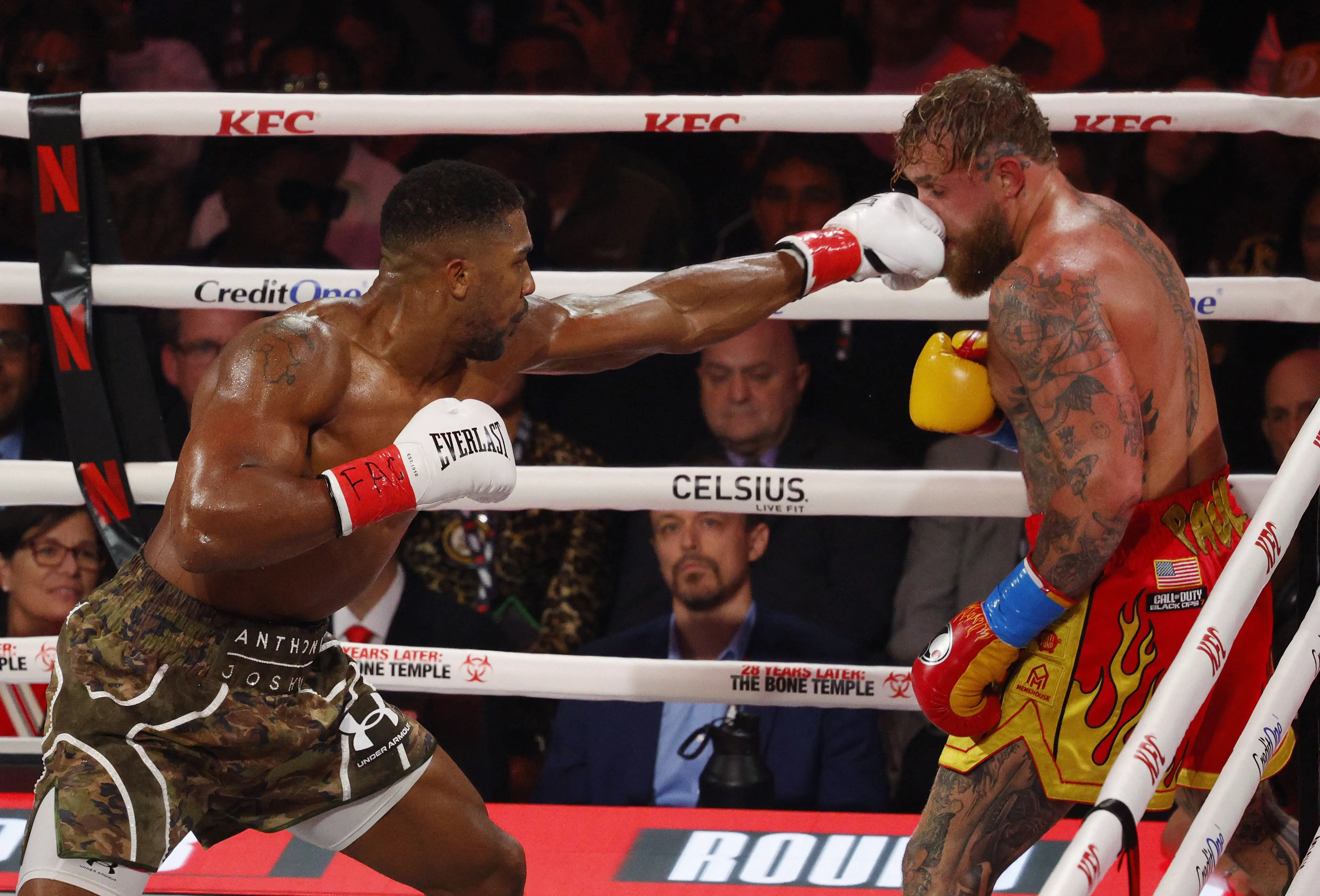 Joshua'nın yumruğu sonrası Jake Paul perişan oldu: Apar topar hastaneye gitti, resmi açıklama geldi