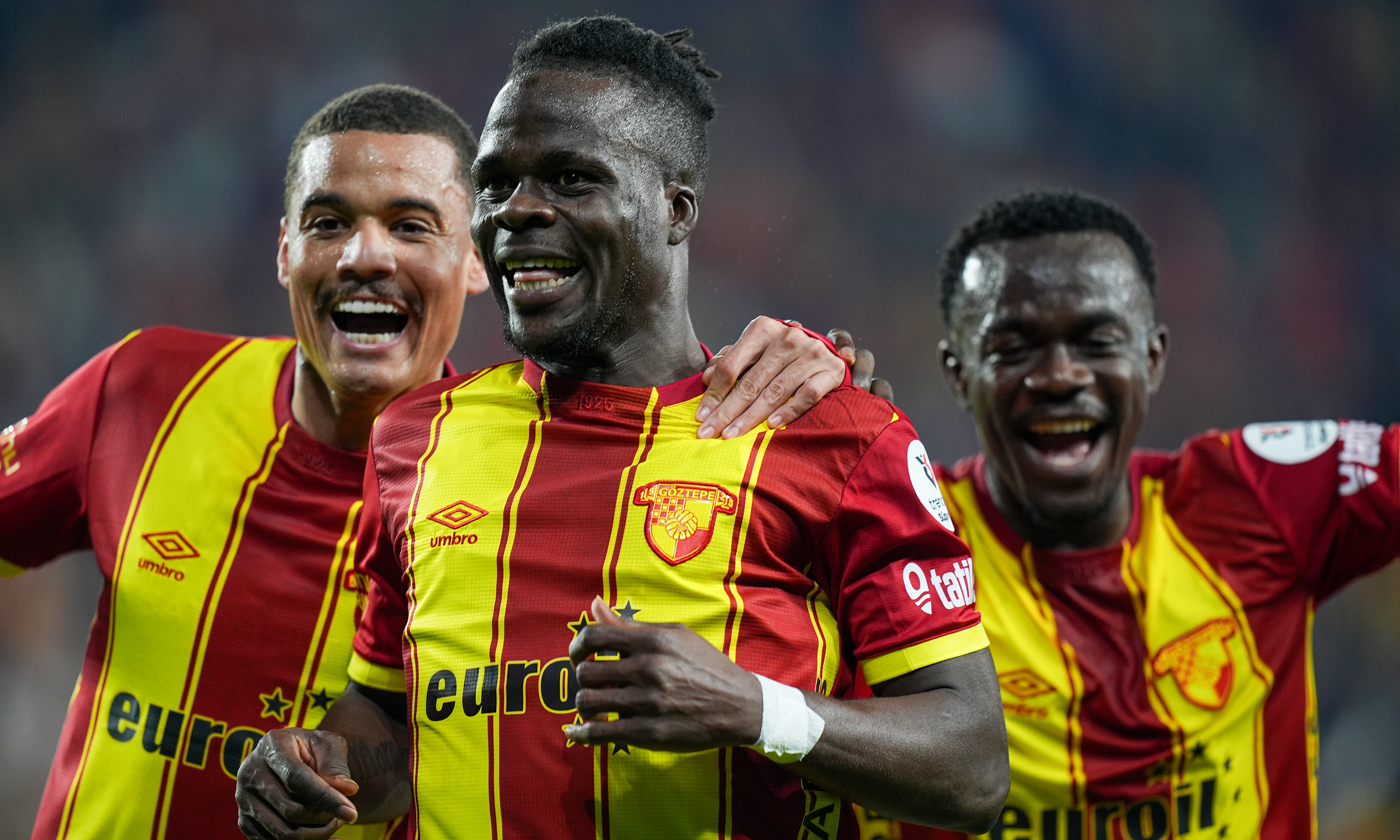 Göztepe zirve takibini bırakmıyor