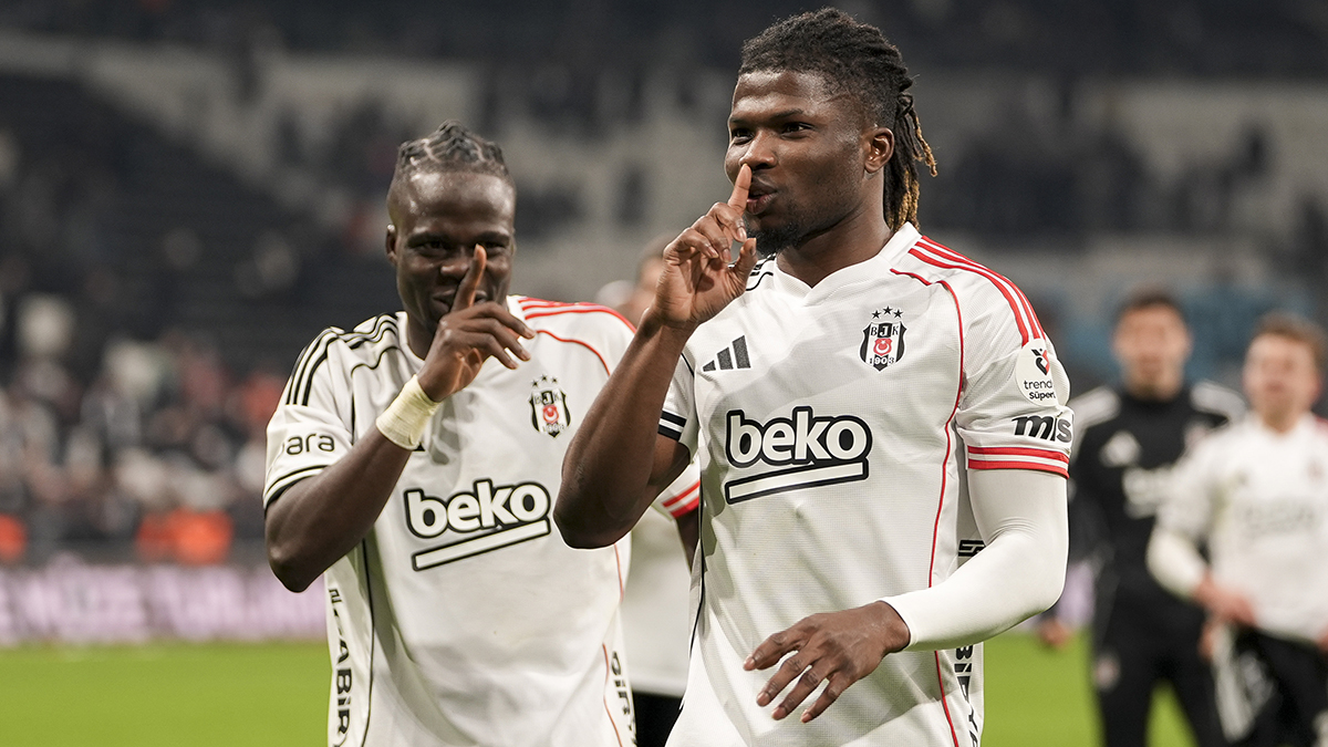 El Bilal Toure'den Beşiktaş taraftarına olay Leandro Trossard yanıtı: "Süper starlarınızı göreceğiz"