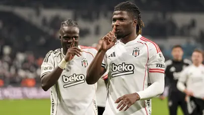 El Bilal Toure'den Beşiktaş taraftarına olay Leandro Trossard yanıtı: "Süper starlarınızı göreceğiz" El Bilal Toure'den Beşiktaş taraftarına olay Leandro Trossard yanıtı: "Süper starlarınızı göreceğiz"