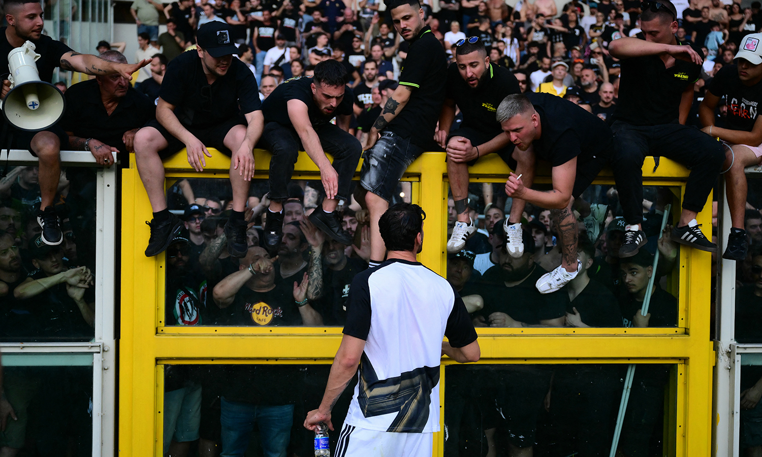 Torino-Juventus derbisinde büyük kaos: 1 taraftar ağır yaralandı