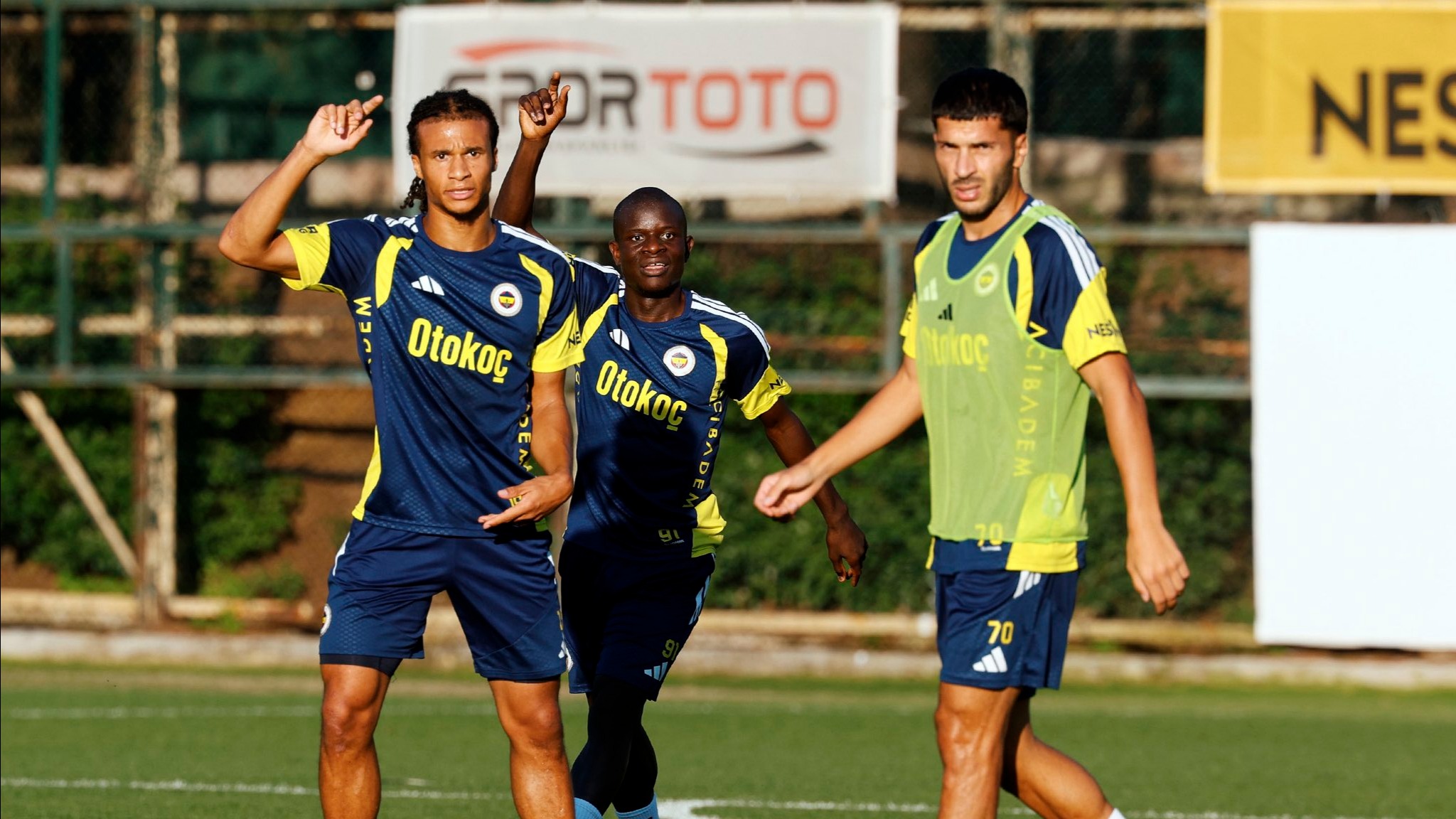 Fener'den Derbiye Komedi Başlangıcı: Önce Ter Sonra 'Hakemlik Sanatı' Dersi!