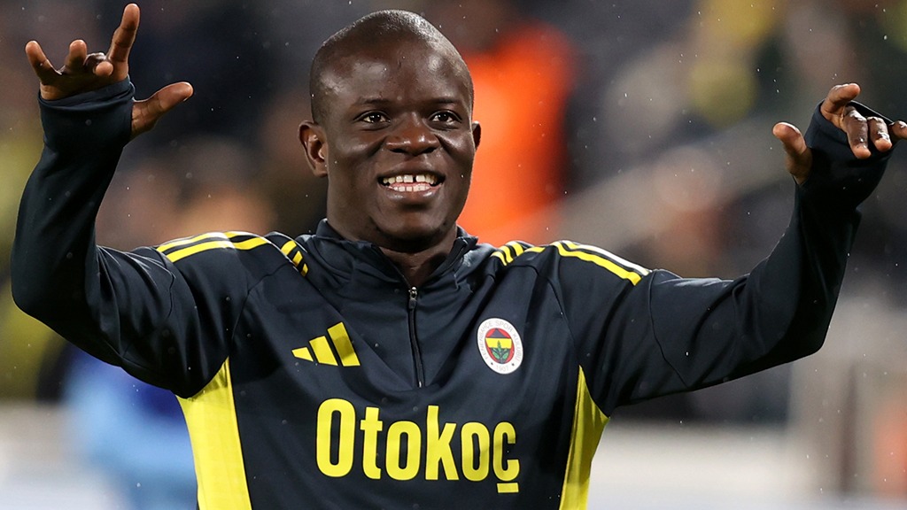 Tedesco orta saha kurgusunda ise Kante'ye ilk 11'de şans vermeyecek. Sarı-lacivertlilerin Kasımpaşa maçına merkezde İsmail Yüksek-Guendouzi orta sahası ile çıkması bekleniyor. 10 numara pozisyonunda Marco Asensio, ileri uçta ise Talisca olacak. Sağ kanatta Musaba'nın oynayacağı belirtilirken, solda ise Kerem Aktürkoğlu görev alacak.