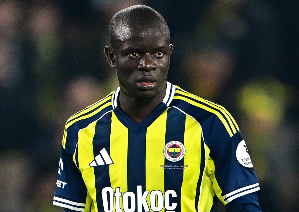 Hafta içinde Avrupa Ligi'nde oynanan Nottingham Forest maçındaki yenilginin ardından yeniden yükselişe geçmek isteyen Fenerbahçe'de ara transferde takıma katılan N'Golo Kante, şu an için beklentilerin uzağında kaldı. Sabah gazetesinde yer alan habere göre deneyimli futbolunun fiziksel olarak takımın gerisinde olduğu belirtildi.