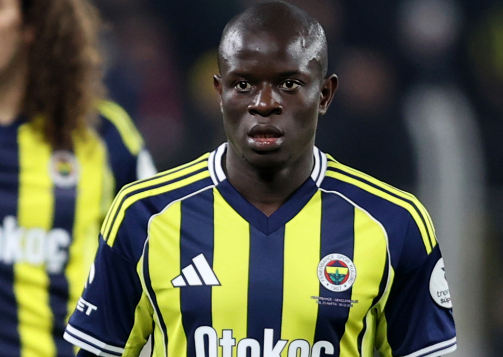 Haberde, Kante'nin fiziksel olarak hazır hale gelebilmesi için esktra antrenman programı uygulanacağı ifade edildi. Fenerbahçe formasıyla 3 maçta süre alan 34 yaşındaki orta saha bu karşılaşmaların hepsine ilk 11'de başladı.