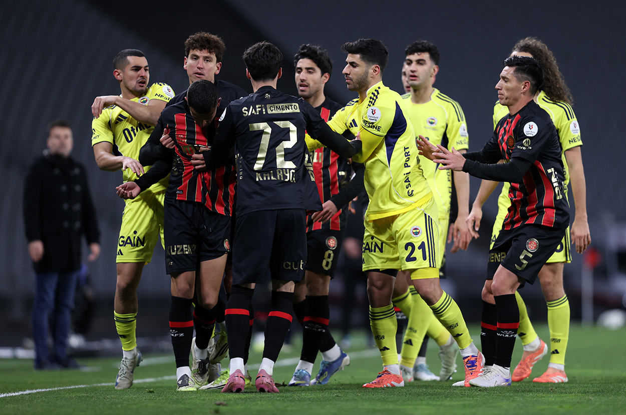 52. dakikada Archie Brown'un yerde kaldığı pozisyonda Serginho'ya sarı kart gerekir mi? Bülent Yıldırım: Topla ilgisi var mı? Yok. Benim gördüğüm bunun sportmenliğe aykırı bir hareket olduğu, yani ikinci sarı kart gerektirdiği. Bu ayağın burada işi yok. Deniz Çoban: İki ayağına da vurmuş. Bunun sportmenlik dışı bir hareket olarak değerlendirebiliriz. Bahattin Duran: İki ayağına birden değil de 'Topa uzandım, yetişemedim' diye değerlendirsem 'Tamam' diyeceğim ama burada önce sağa sonra sola hafif müdahaleler var. Bence kesinlikle kontrolsüz. Ben sportmenlik dışı hareketten ikinci sarı kartı görmeliydi diyorum.