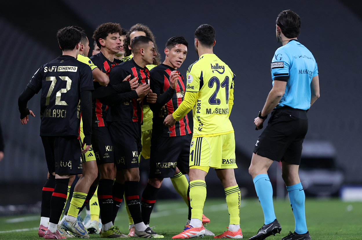 81. dakikada Archie Brown'un ceza sahasında yerde kaldığı pozisyonda penaltı verilmeli mi? Bülent Yıldırım: Ayaklar yan yanayken bir temas var. Bir basma söz konusu değil. Dolayısıyla bu haliyle 'Devam' kararı doğru. Archie basıyor hatta ve dengesi bozuluyor ve düşüyor. Penaltı çıkmaz buradan. Deniz Çoban: Aslında basan Archie Brown. Hücum faul. Bahattin Duran: Penaltı yok. Pozisyon almaya çalışıyor ama faul yapmış Archie Brown.