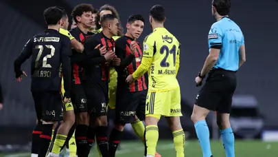 Karagümrük-Fenerbahçe maçının olay pozisyonu için Trio'dan net yorum: "Penaltı ve kırmızı kart" Karagümrük-Fenerbahçe maçının olay pozisyonu için Trio'dan net yorum: "Penaltı ve kırmızı kart"